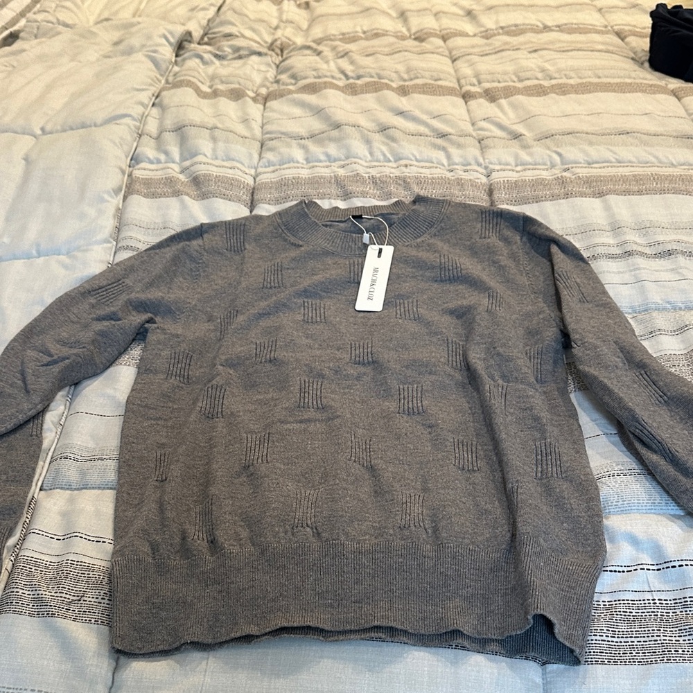 Elegant Gray Crewneck Sweater
